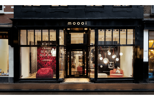 Retail design by Studio Königshausen. The Moooi brand transitioned its location from Westerstraat to Utrechtsestraat in a renewed retail experience that focusses on consumer in stead of business to business clients. Collaborating closely with the Moooi team, we envisioned and realized their concept, ensuring the interior design meets modern standards and creates a dynamic, evolving retail experience.  At Moooi's new Utrechtsestraat store, we crafted a tailored cash desk and retail system, extending its design to elevate the entire space's aesthetic and functionality. The cash desk, a centerpiece in the store, mirrors Moooi's dedication to beauty and uniqueness. Seamlessly integrated into the interior, it creates a harmonious and visually appealing transaction area. Simultaneously, the modular dividers of the retail system ensure a streamlined and efficient shopping experience, blending practicality with a sophisticated design.